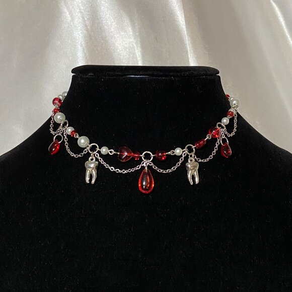 carmilla's lover pearl red droplet vampire choker necklace - Picture 3 of 3